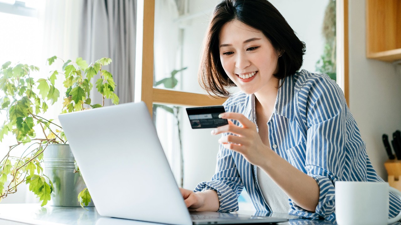 Có nên rút tiền mặt từ thẻ tín dụng không?