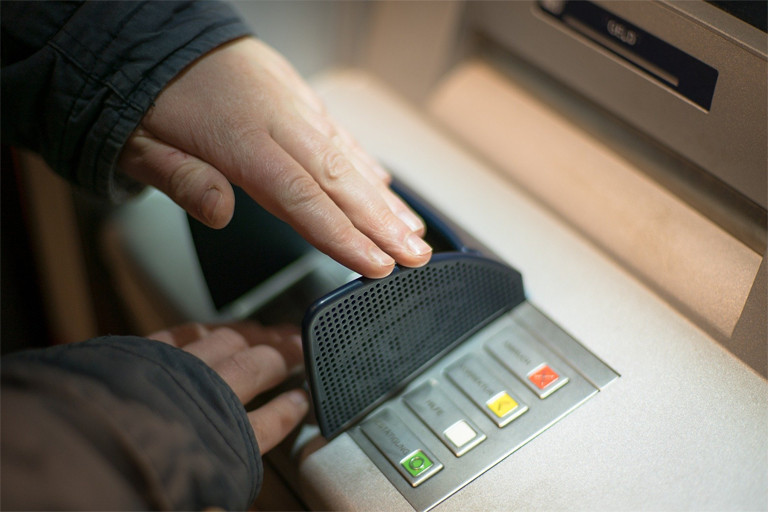 Cách kiểm tra thẻ ATM có bị khóa hay không