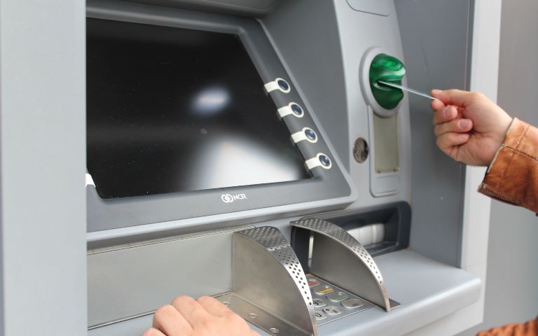 Bị nuốt thẻ ATM không mất phí giao dịch