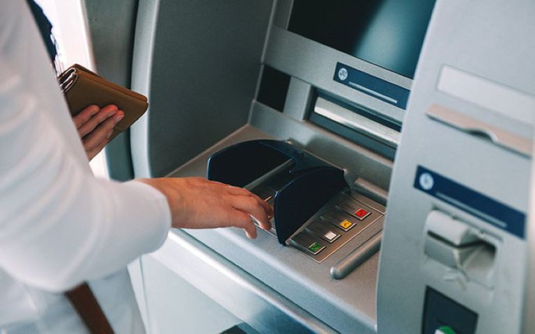 Bị nuốt thẻ ATM cùng ngân hàng