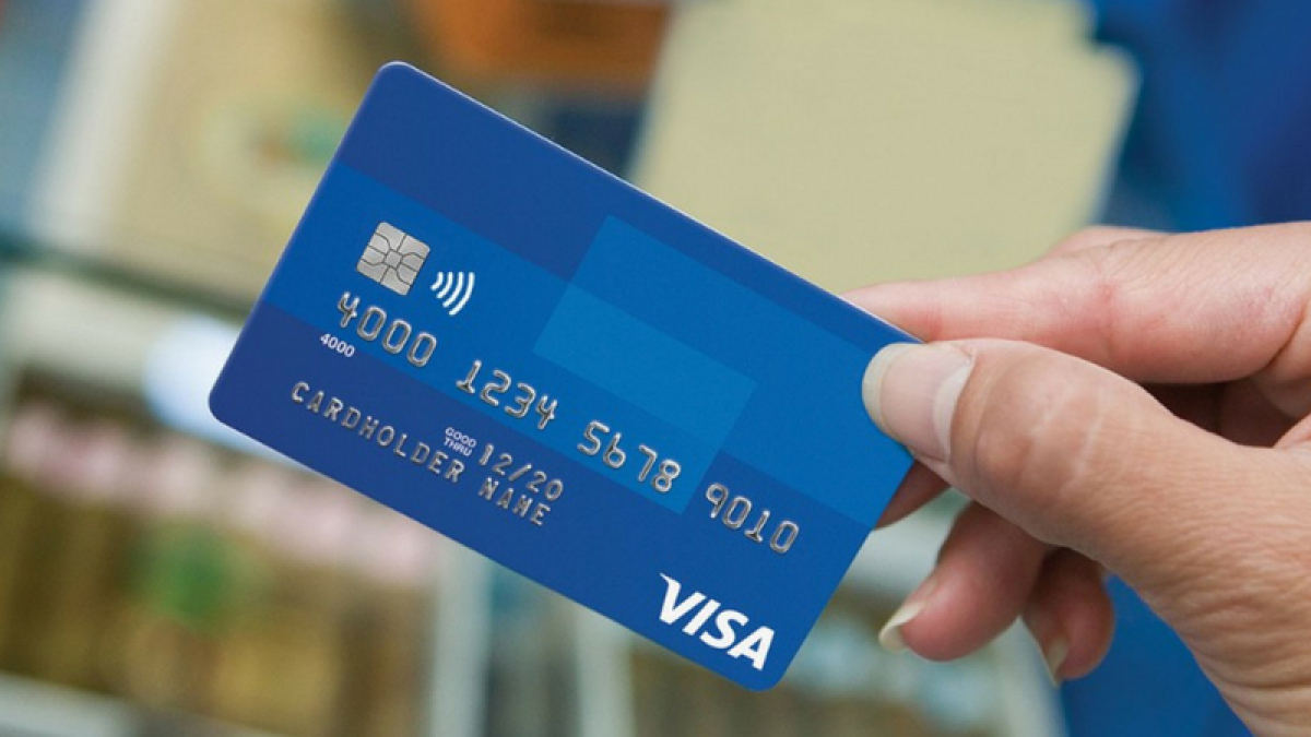 So sánh thẻ VISA Credit và VISA Debit