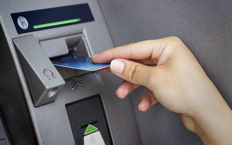 Rút tiền thẻ tín dụng từ cây ATM