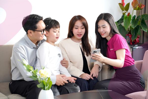 A1-Phụ-huỳnh-và-con-nhỏ-dùng-app-3Gang